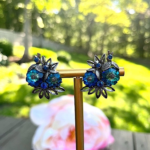VINTAGE SIGNED WEISS SAPPHIRE TOPAZ COLORED SILVER FLOWER CLIP ON EARRINGS - Picture 2 of 3